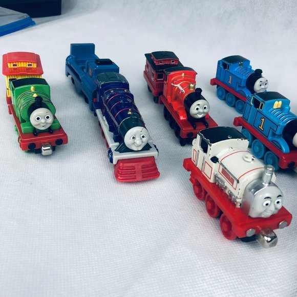 Thomas and Friends Take N Play Along Diecast Magnetic 12 Train Engines and Cars - Picture 5 of 5